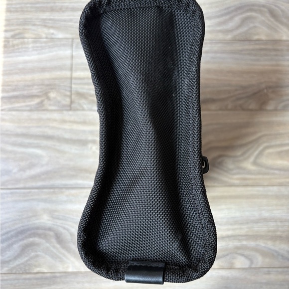 Tumi Black Toiletry Bag Durable and Stylish - Picture 4 of 8